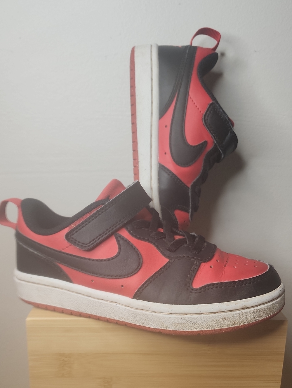 Nike Kids Low-Top Sneakers in Red and Dark Brown
